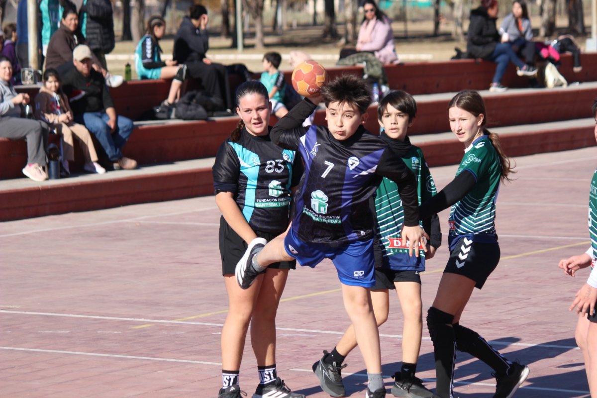 EL POLI 2 SE LLENÓ DE CHICOS PARA UN GRAN ENCUENTRO DE MINI HANDBALL